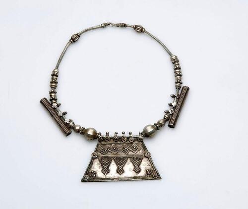 Halsketting van zilverlegering, met hanger en amulethouders
