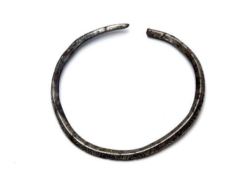 IJzeren enkelband, versierd met inkepingen