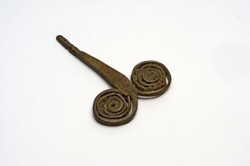 Messingen sieraad met ornament van twee spiralen