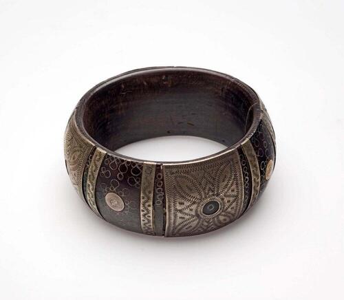 Zwart hoornen armband, versierd met opgelegde zilveren plaatjes