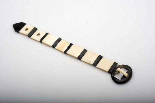 Armband van ivoor en ebbenhout, in de vorm van een riem met gesp