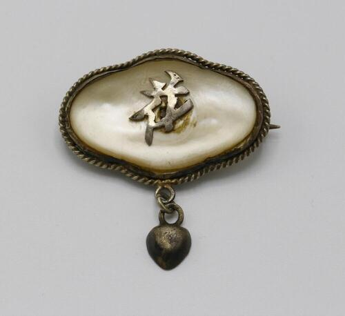 Broche van goud en parelmoer met Chinees karakter