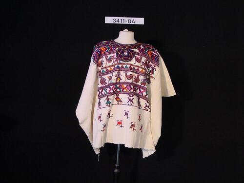 Wit katoenen blouse met borduursels, onderdeel van een vrouwenkostuum