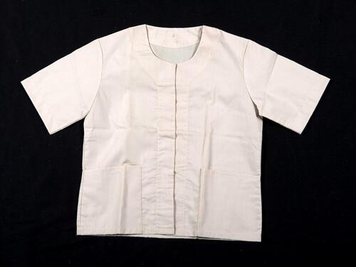 Een katoenen blouse gedragen door vrouwen.