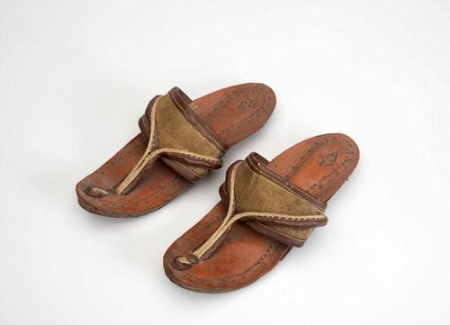 Een paar leren teenslippers voor jongens