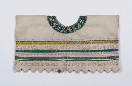 Witte huipil met geometrische motieven