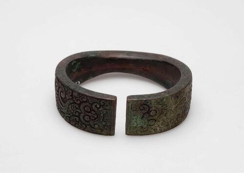 Armband met krulornamenten versierd