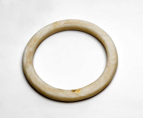 Bovenarmband van schelp