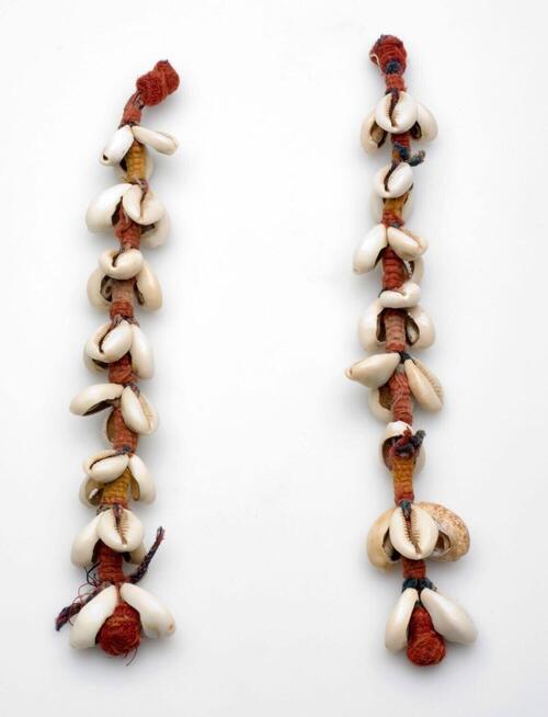 Boven armband met kauri schelpjes
