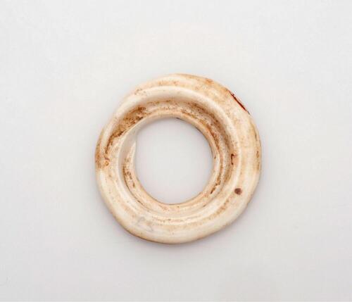 Ring, gesneden uit een stuk witte schelp