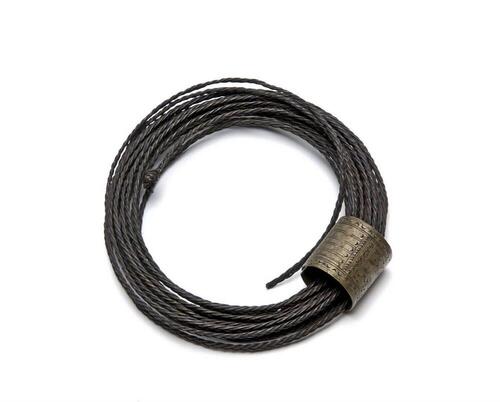 Armband van vezel, voorzien van een zilveren ring