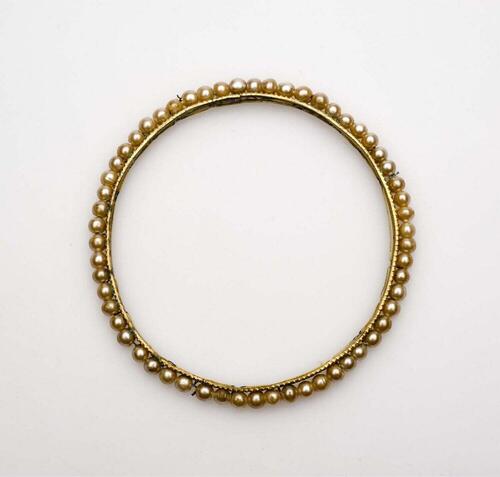 Armband met imitatieparels, behorende tot de bruidstooi