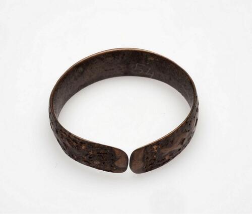 Koperen armband, versierd met motief in reliëf