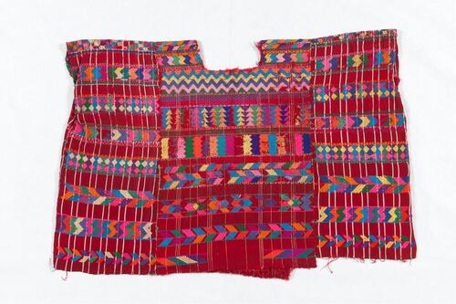 Rode huipil met geometrische motieven
