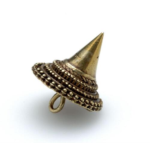 Kegelvormige gouden knoop ter sluiting van een jak