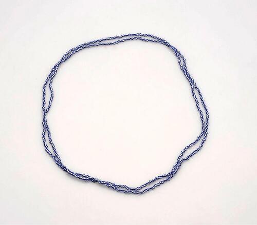 Halsketting van blauw-witte kralen