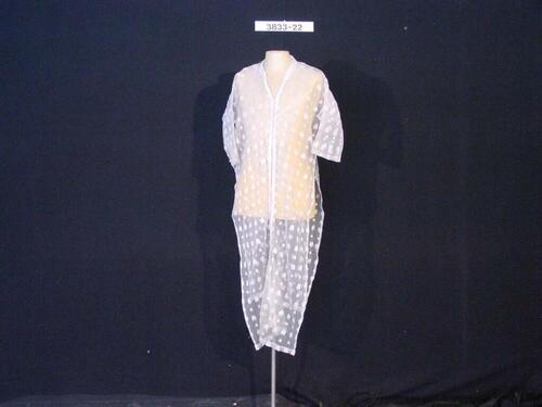 Vrouwenoverkleed van wit dunne nylon