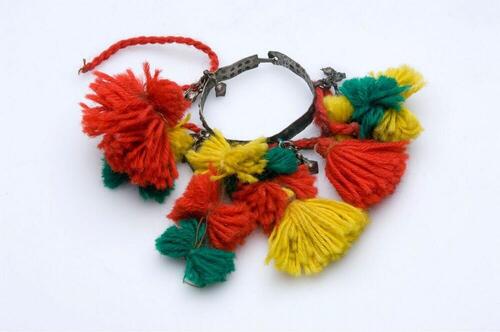Zilverkleurige armband met gekleurde wollen kwastjes