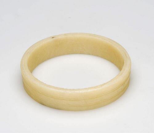 Plastic armband gedragen door vrouwen