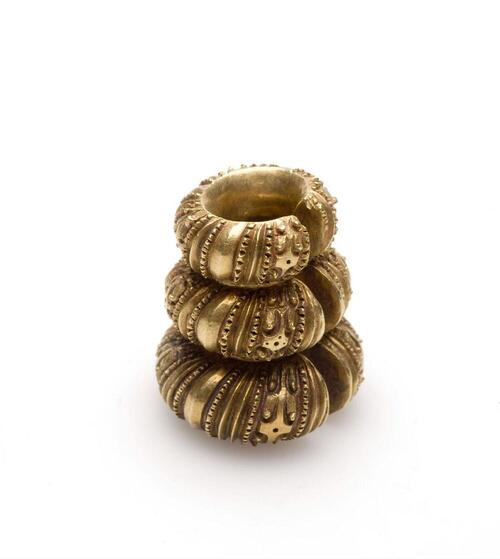 Gouden oorring voorzien van drie versierde ringen