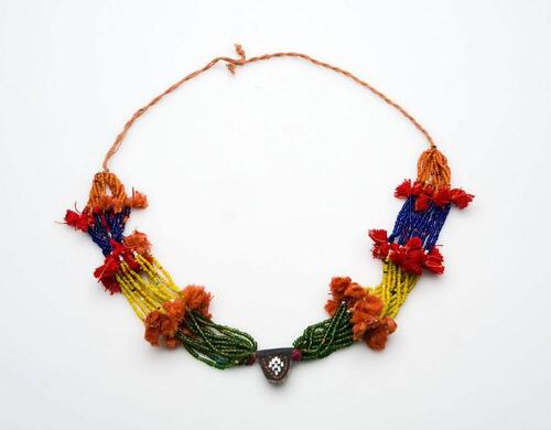Ketting van katoenen strengen, versierd met kralen en lapje leer