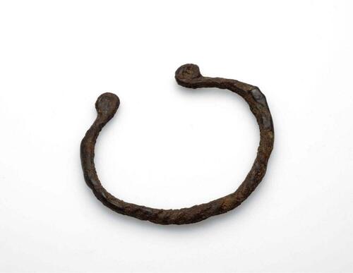 Gedraaide smeedijzeren armband, in het gevecht gebruikt