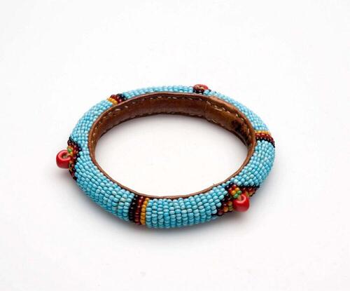 Kralen armband, gevoerd van binnen met bruin leder