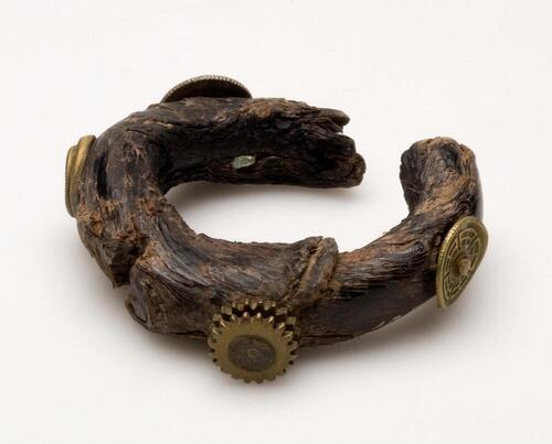 Armband van akar bahar, versierd met koperen moeren en dopjes
