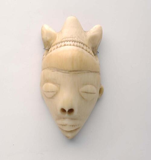 Ivoren hanger in de vorm van een miniatuurmasker