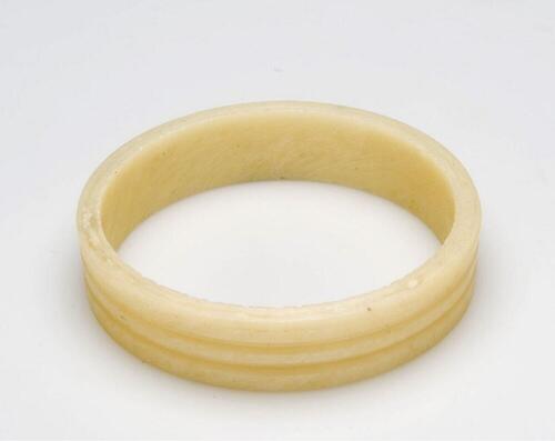 Plastic armband gedragen door vrouwen