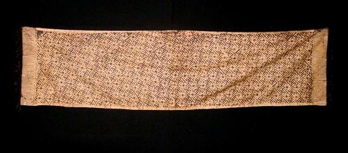 Katoenen schouderdoek, stempelbatik in bandjipatroon.