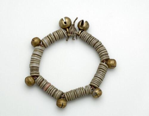 Armband van knopen en belletjes, geregen