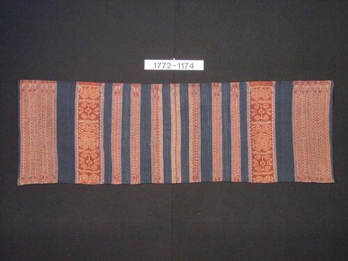 Kokerrok met banenpatroon en ornament in scheringikat