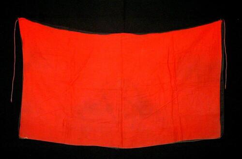 Rood met zwarte heupdoek