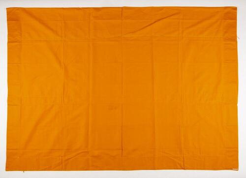 Een oranje mousseline mantel, onderdeel van een zesdelige set kleding voor een monnik.