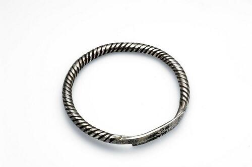 Zilveren armband, gedraaid