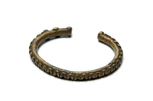 Messingen armband, versierd met slangmotief