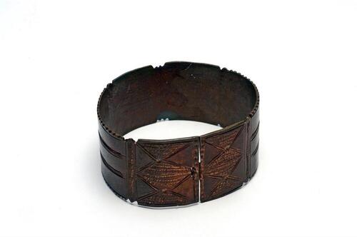 Roodkoperen armband, versierd met ingekraste ruitfiguren