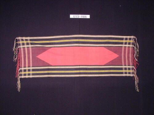 Katoenen schouderdoek met rood middenveld en banen in scheringornament