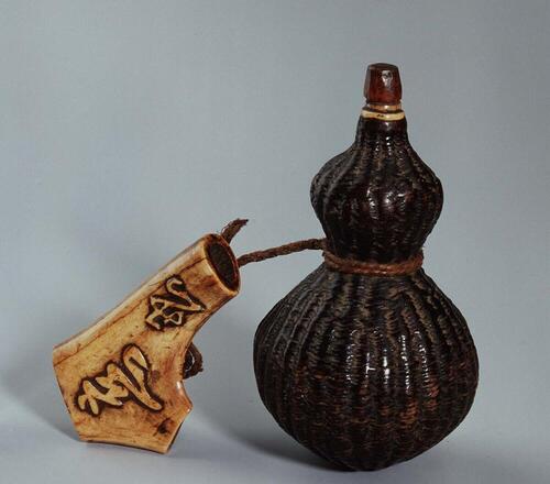 Kruitfles met netsuke