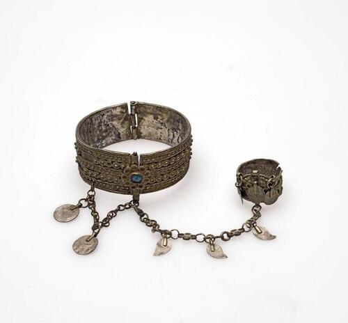 Zilveren ring met hangers en ketting, hoort bij de armband