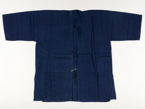 Een blauw katoenen overhemd gedragen door boeren.