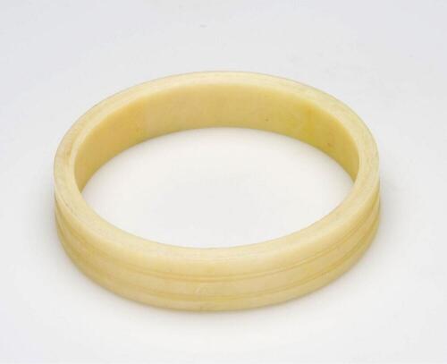 Plastic armband gedragen door vrouwen