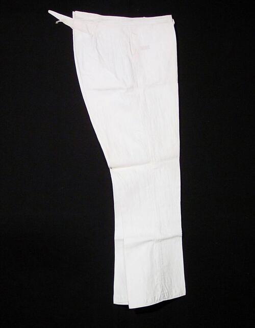 Pantalon, behordende bij een wit kostuum