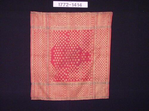 Hoofddoek van rode zijde met ornament van ingeweven gouddraad