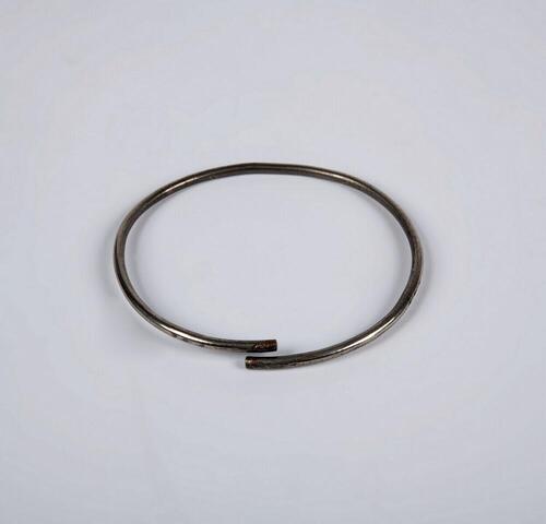 Armband, die gedragen wordt bij het candomblé kostuum voor de godin Iemanjá