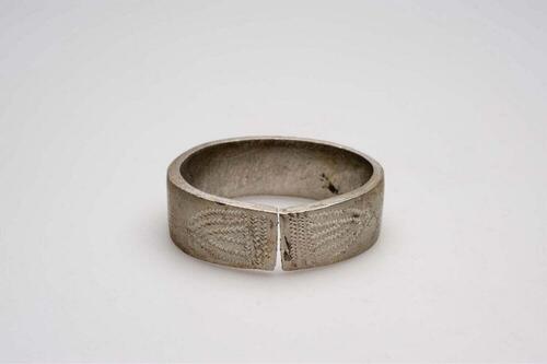 Aluminium polsring met lijnenpatroon