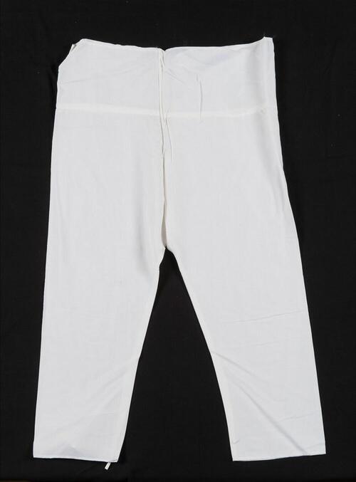 Broek, onderdeel van kleding voor een dode