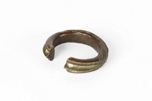 Armband die een schoonmoeder ontvangt bij de geboorte van het eerste kleinkind