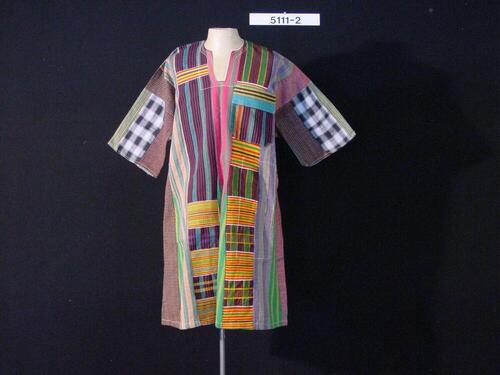 Moderne variant van een mannenjas met traditioneel geometrisch patroon